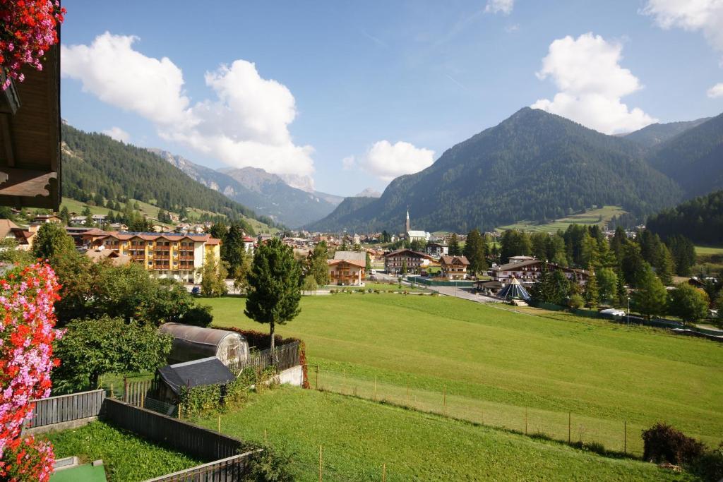 Hotel Villa Mozart Pozza di Fassa Exterior foto