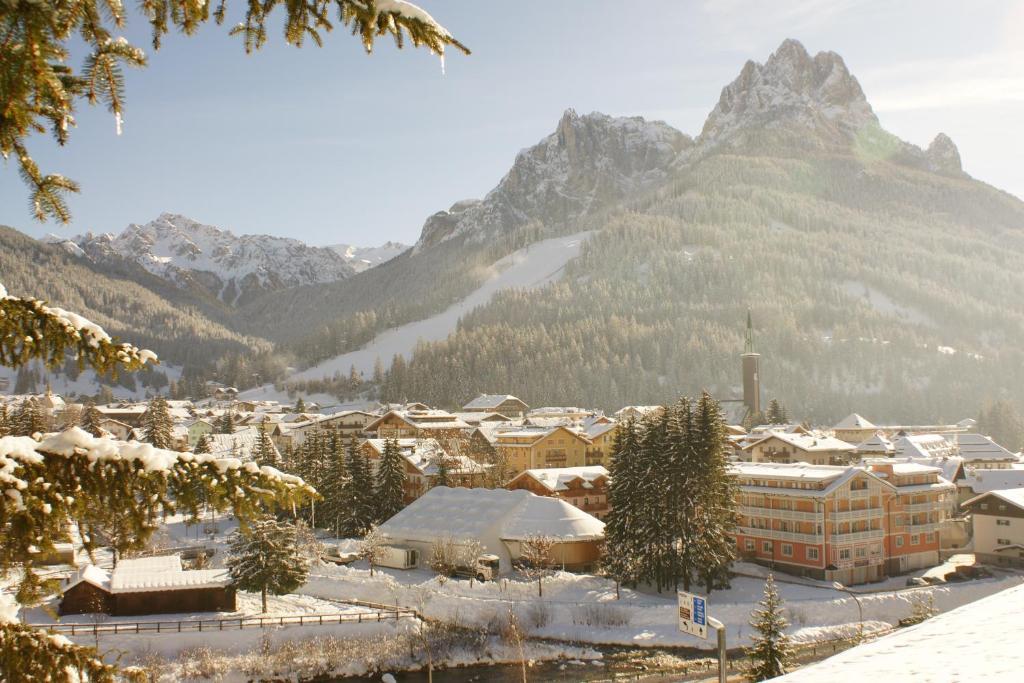 Hotel Villa Mozart Pozza di Fassa Exterior foto